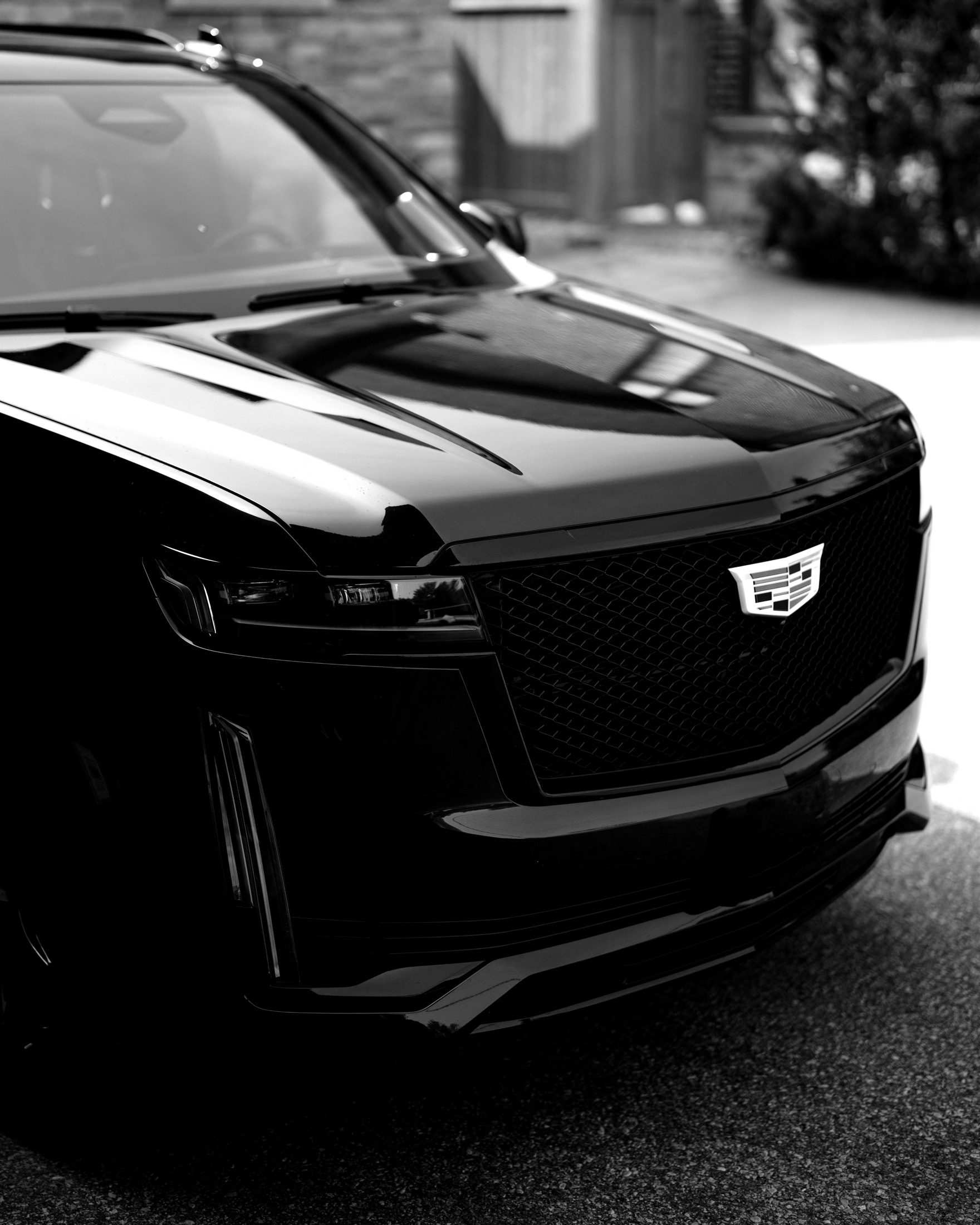 Close-up of the Escalade's grille and Cadillac crest